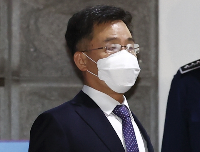 대장동 개발 로비·특혜 의혹의 핵심 인물인 화천대유자산관리(화천대유) 대주주 김만배 씨가 구속영장이 기각되자 15일 경기도 의왕 서울구치소를 나서고 있다. (사진=연합뉴스/자료사진)