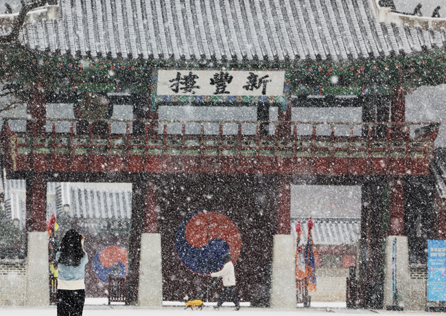 눈 내리는 수원 화성행궁. (사진=연합뉴스)
