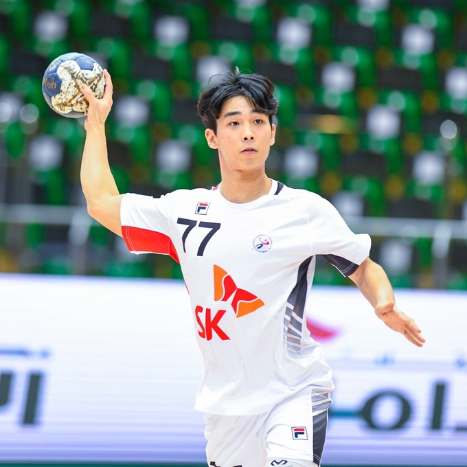 30일 사우디아라비아 담맘에서 열린 제20회 아시아남자선수권대회 5~6위 결정전 대한민국과 이라크의 경기에서 대한민국 이요셉이 패스할 곳을 찾고 있다. (사진=대한핸드볼협회 제공)
