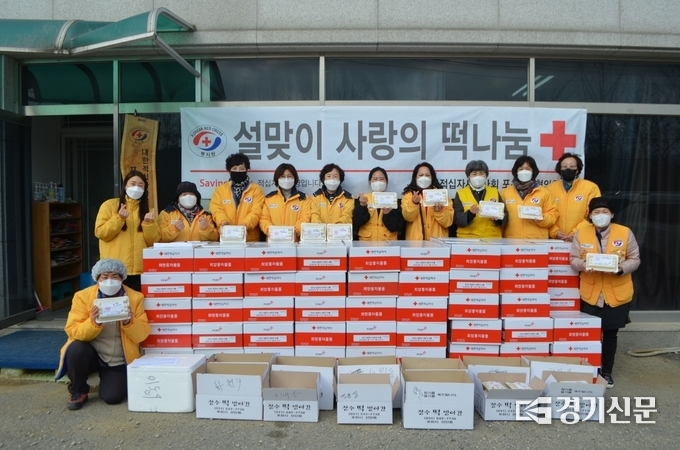 '봉사주간'을 맞아 물품나눔을 하기 전 기념촬영 하고 있다. (사진=포천시종합자원봉사센터 제공)