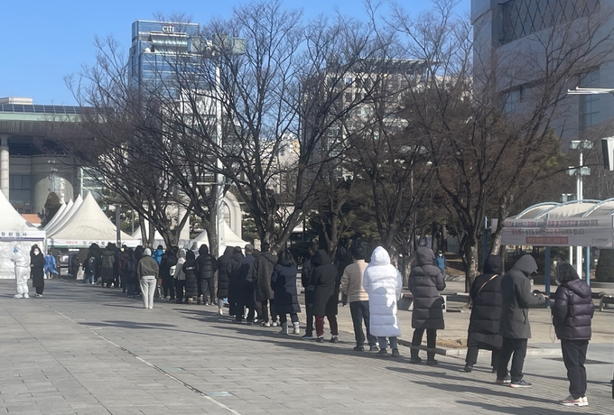 2일 오전 예술회관 앞 광장 선별검사소에서 검사를 받으려는 시민들이 대기하고 있다. ( 사진 = 조경욱 기자 )