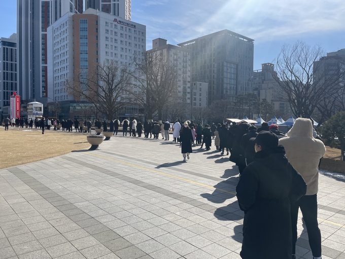 인천시청 앞 임시검사소의 대기행렬이 시청 인천애뜰까지 이어졌다. ( 사진 = 조경욱 기자 )