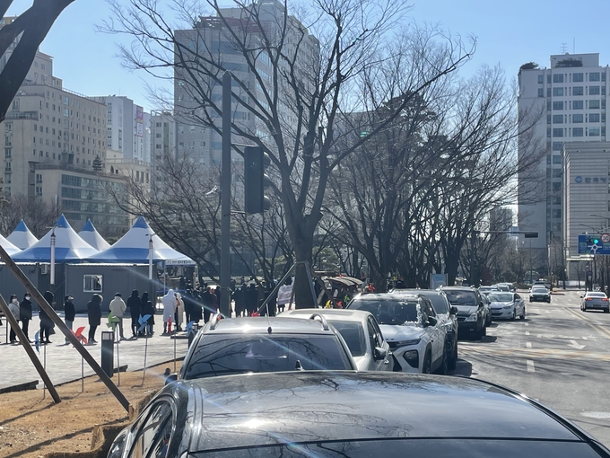 시민들이 인천시청 앞 검사소에 몰리면서 공원 주변에 불법 주정차 차량이 가득하다. ( 사진 = 조경욱 기자 )