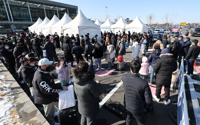 북적이는 김포공항 찾아가는 선별진료소. (사진=연합뉴스)