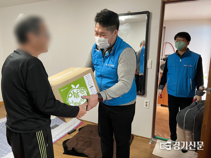 포천시무한돌봄희망복지센터 종사자들이 한 사례관리가구에 나눔보따리를 전달하고 있다. (사진=포천시 제공)