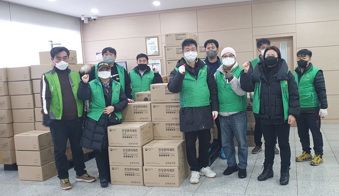 새마을운동 광주시지회 회원들은 설 연휴기간 동안 코로나19 자가 격리자들을 방문, 마스크 및 손소독제 등을 배부하고 있다.(시진=광주시 제공)