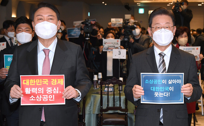 지난 달 18일 더불어민주당 이재명(오른쪽) 대선후보와 국민의힘 윤석열 대선후보가 서울 여의도 CCMM빌딩에서 열린 소상공인연합회 신년 하례식에 참석해 기념촬영을 하고 있다.