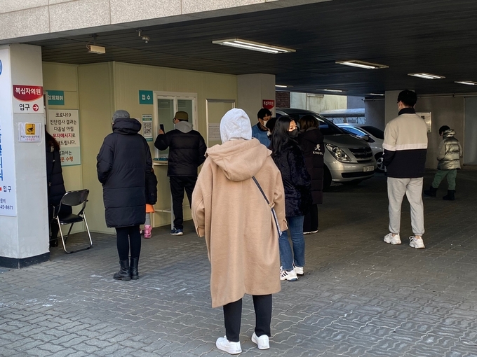 3일 수원에 위치한 대한결핵협회경기도지부부설복십자의원에서 신속항원검사를 받기 위해 사람들이 대기하고 있다. (사진=이명호 기자)