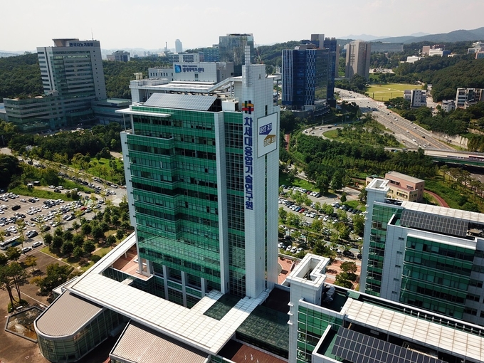 경기도 소재부품장비 연구사업단이 설치된 수원 차세대융합기술연구원. 경기도는 지방정부 최초로 소재‧부품‧장비 국산화 기술 육성을 지원하고 있다. (사진-경기도 제공)
