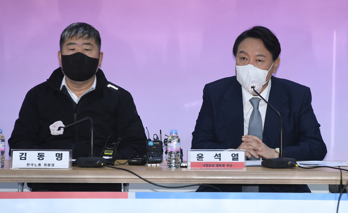 국민의힘 윤석열 대선 후보가 지난해 12월 서울 여의도 한국노총에서 김동명 위원장 등 노총 관계자들이 참석한 가운데 정책간담회를 하고 있다. (사진=연합뉴스 제공)
