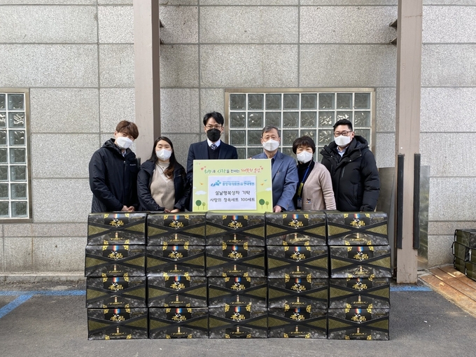 남양주시 진접읍에 소재한 남양주 현대병원(원장 김부섭)은 설 명절전인 지난달 27일 저소득 소외계층을 위해 1천만 원 상당의 정육세트를 남양주시 북부희망케어센터에 전달했다.(사진=남양주시 제공)