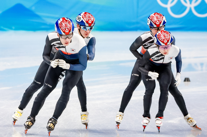 지난 2일 중국 베이징 캐피털 실내경기장에서 실시된 2022 베이징동계올림픽 쇼트트랙 대표팀 공식 훈련에서 선수들이 계주훈련을 하고 있다. 왼쪽부터 황대헌, 박장혁, 김아랑(오른쪽 뒤), 최민정. (사진=연합뉴스)
