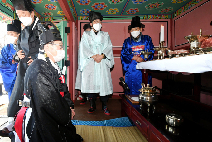 ‘정충묘 제향’에 초헌관으로 나선 신동헌 광주시장이 제례를 올리고 있다.(사진=광주시 제공) 