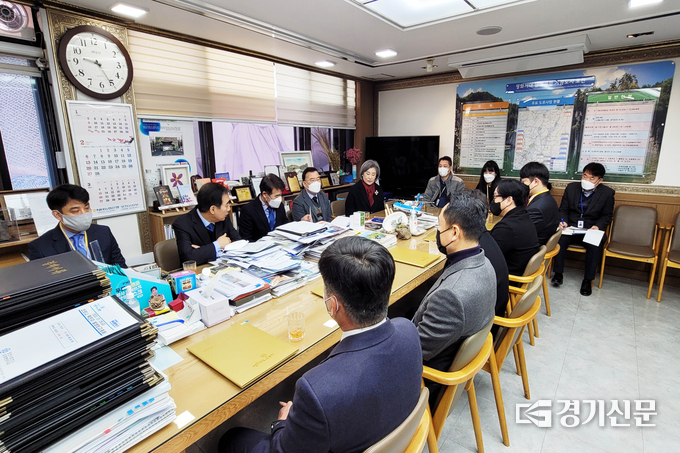 포천시장 집무실에서 포천문화재단 신규직원 임용장 수여식 후 환담하고 있다. (사진=포천문화재단 제공)