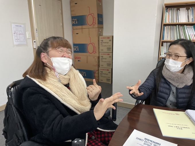 투표소에서 겪었던 일을 이야기 하고 있는 지체장애인 김동예 수지장애인자립생활센터 소장(좌)과 서창숙 수지장애인자립생활센터 사무국장(우). (사진=김한별 기자)