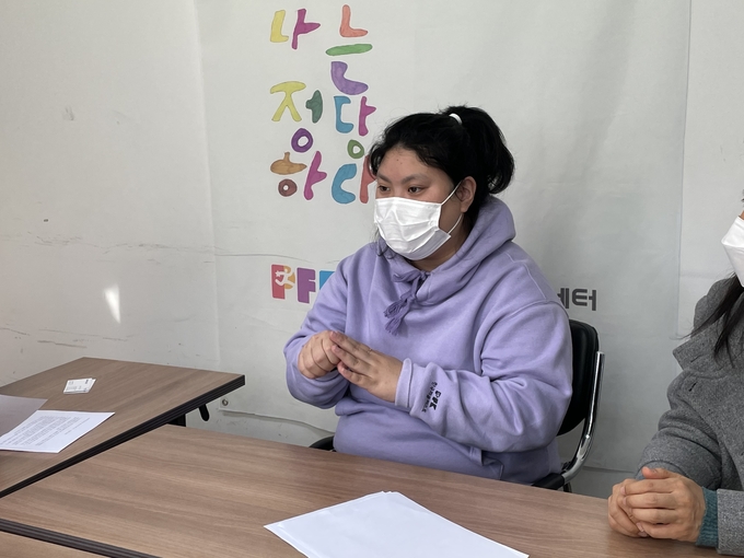 피플퍼스트 서울센터에서 과거 투표경험을 이야기 하고있는 발달장애인 박경인 동료지원가. (사진=김한별 기자)
