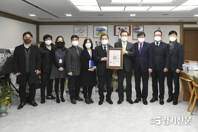 포천도시공사 이상록 신임사장 임명식 참석자들이 기념촬영하고 있다. (사진=포천도시공사 제공)