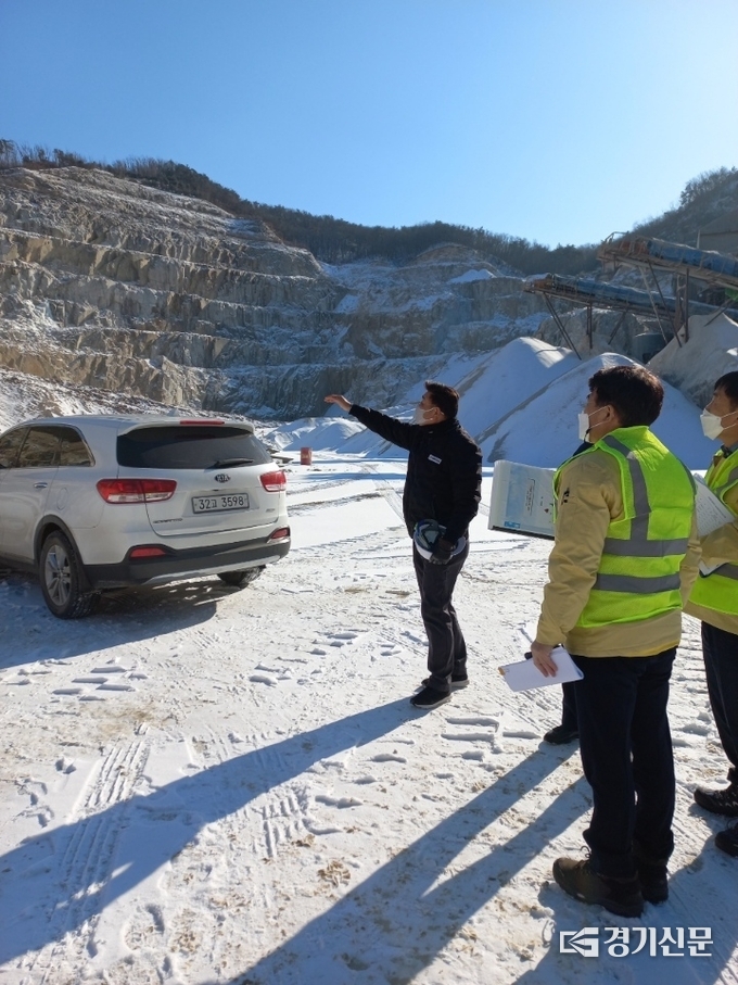 정덕채 포천시 부시장이 골재 채취 현장 안전 점검에 직접 나섰다. (사진=포천시 제공)