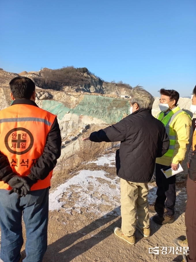 채취업체 관계자가 정덕채 부시장에게 현황을 설명하고 있다. (사진=포천시 제공)