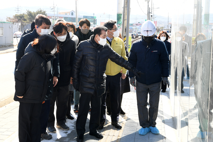 유천호 군수가 막바지 작업이 한창인 강화군행복센터 건립 현장을 찾아 둘러보고 있다. ( 사진 = 강화군 제공 ) 