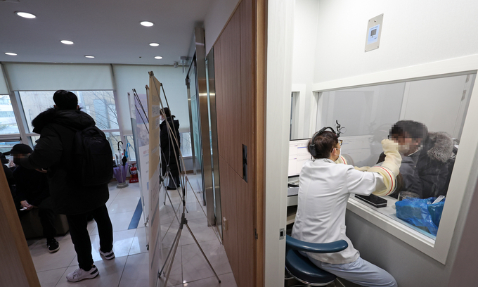 코로나19 진료체계 전환으로 동네병원에서도 검사·치료를 할 수 있게 된 3일 오후 서울의 한 이비인후과 의원에서 의사가 신속항원검사를 하고 있다. (사진=연합뉴스)