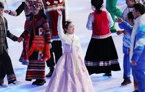  4일 오후 중국 베이징 국립경기장에서 열린 2022 베이징 동계올림픽 개회식에서 한복을 입은 한 공연자가 손을 흔들고 있다. (사진=연합뉴스)