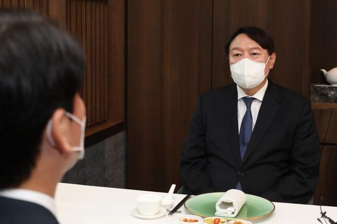 지난해 7월 안철수 후보와 윤석열 후보가 서울 종로구 한 중식당에서 오찬 회동을 하고 있다. (사진=연합뉴스 제공)