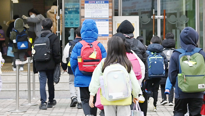 수도권에 초·중·고교 전면등교가 시행된 지난해 11월22일 수원시 권선구 일월초등학교 학생들이 등교하고 있다. (사진=경기신문DB)