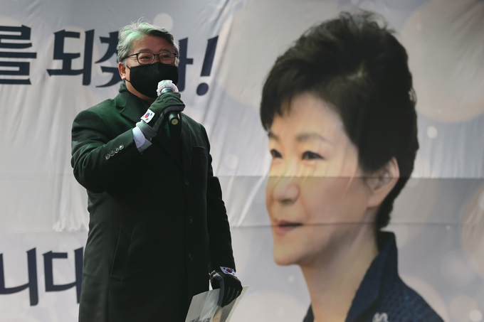 지난해 24일 서울 강남구 일원동 삼성서울병원 앞에서 우리공화당 주최로 열린 쾌유 기원 집회에서 조원진 대표가 발언하고 있다. (사진= 연합뉴스 제공)