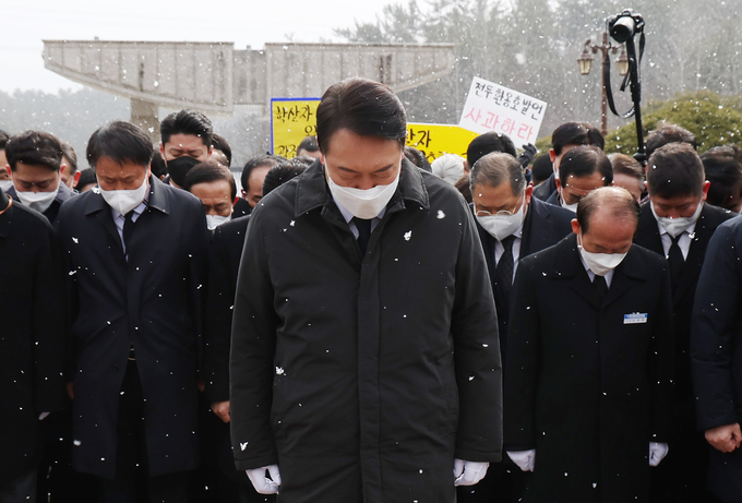 국민의힘 윤석열 대선 후보가 6일 오후 광주 북구 국립 5·18 민주묘지를 찾아 참배하려다 피켓시위 중인 5월 어머니들에 막혀 추모탑 입구에서 묵념으로 참배를 대신하고 있다. (사진=연합뉴스 제공)