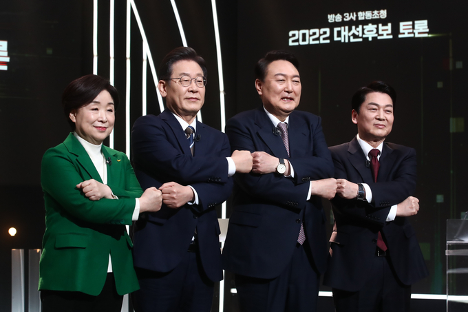 방송토론회 참석해 기념촬영하는 대선 후보 (사진=국회사진기자단/연합뉴스 제공)