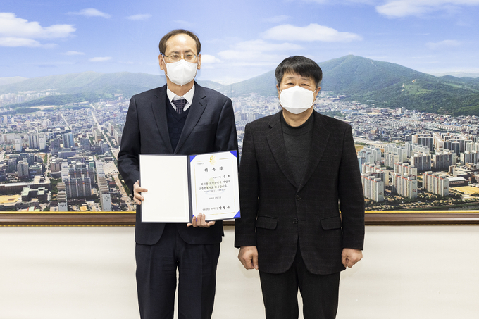 박형우 구청장(오른쪽)이 이근배 고문변호사에게 위촉장을 전달한 뒤 기념촬영을 하고 있다. ( 사진 = 계양구 제공 )