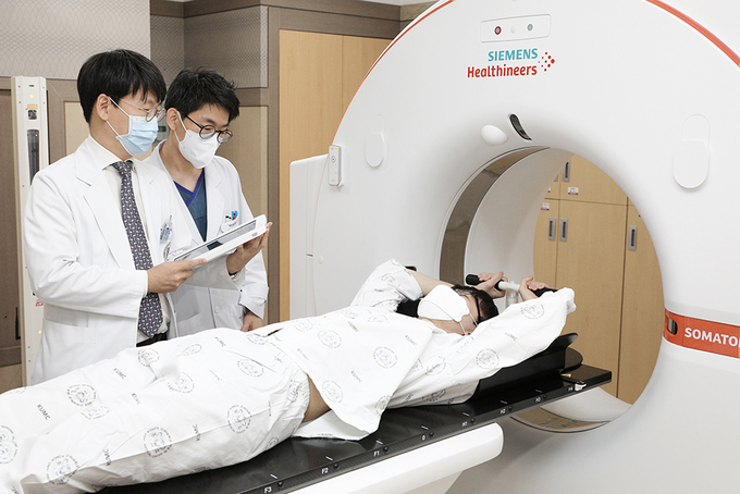 CT 시뮬레이터 'SOMATOM go.sim' 작동 모습. (사진=고려대학교 안산병원 제공)