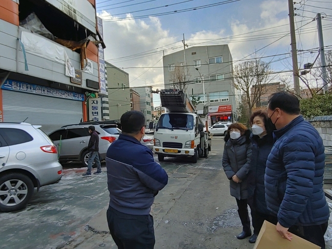 화재로 피해를 입은 지역의 소상공인 돕기에 나선 갈산1동 주민자치회원들. ( 사진 = 부평구 제공 )