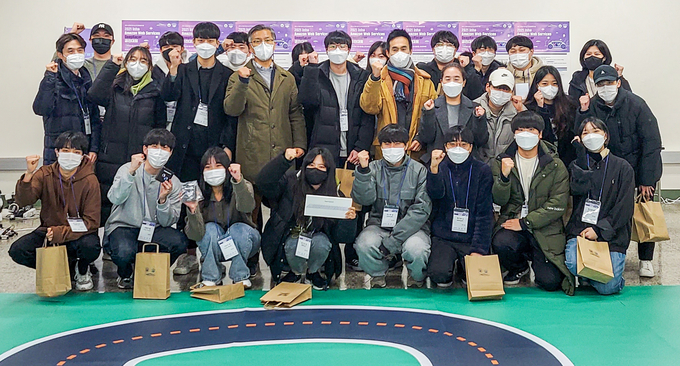 모형 자율주행차로 경주하는 AWS 딥레이서 경진대회 참가자들이 파이팅을 외치고 있다. ( 사진 = 인하대 제공 )