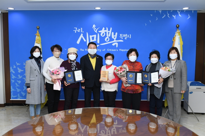 구리시는 지난 4일 시청 3층 민원상담관실에서 ‘사랑나누미’ 회원 등 10여 명이 참여한 가운데, 경기도 생명사랑 자원봉사 프로젝트 공모사업 우수 프로그램 인증패 기념식을 가졌다.(사진=구리시 제공)