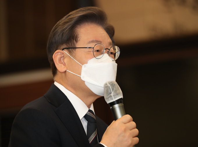 더불어민주당 이재명 대선 후보가 7일 오전 서울 중구 프레스센터에서 열린 민주정부 장·차관급 이재명 후보 지지선언 행사에서 인사말을 하고 있다. (사진=국회사진기자단/연합뉴스 제공)