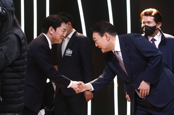 국민의당 안철수 대선 후보(왼쪽)와 국민의힘 윤석열 대선 후보(오른쪽)가 3일 오후 서울 여의도 KBS 공개홀에서 열린 방송 3사 합동 초청 '2022 대선후보 토론'에 앞서 인사를 나누고 있다. (사진=국회사진기자단/연합뉴스 자료사진)