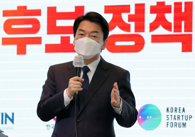 국민의당 안철수 대선 후보가 7일 오전 서울 글래드 여의도 호텔에서 열린 ‘G3 디지털경제 강국 도약을 위한 정책간담회’에 참석해 인사말을 하고 있다. (사진=국회사진기자단/연합뉴스)
