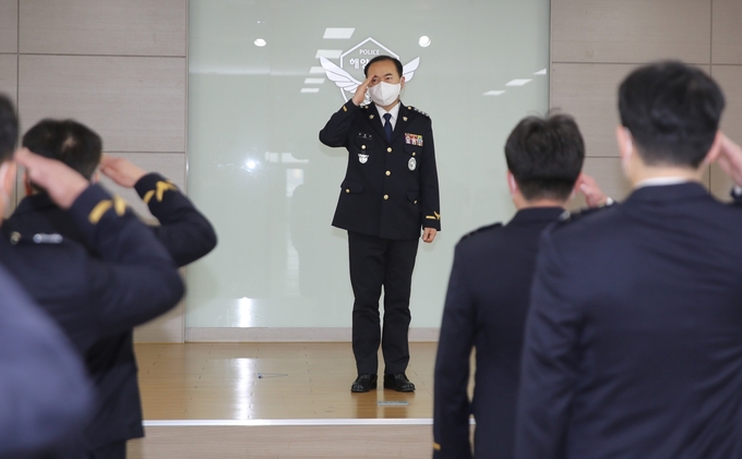 7일 열린 서특단 정기인사 신고식에서 김종인 단장이 전입자들로부터 신고를 받고 있다. ( 사진 = 서특단 제공 )