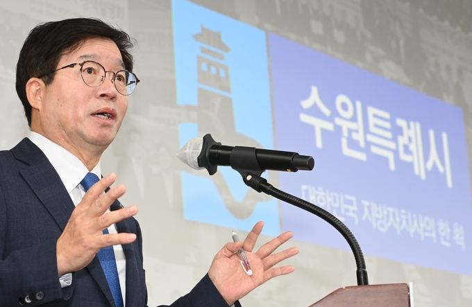 지난달 13일 2022년 신년 기자인사회 브리핑에서 염태영 수원시장이 브리핑을 하고 있다.(사진= 수원시 제공)