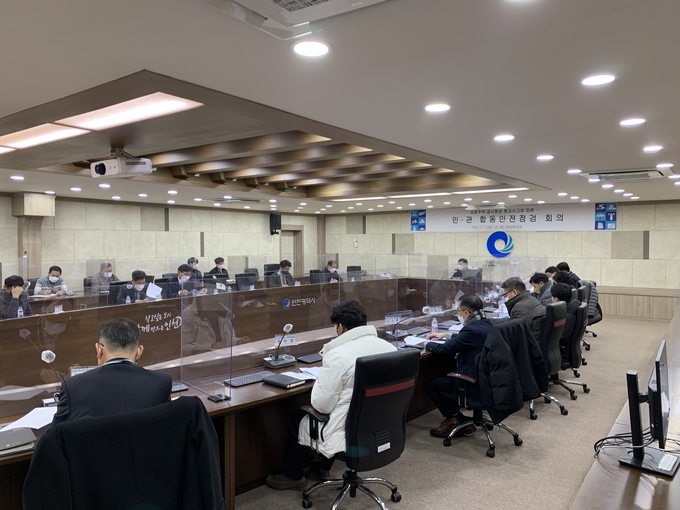 인천시 및 군.구 관계자들이 건축현장 일제점검에 앞서 회의를 진행하고 있다. ( 사진 = 인천시 제공 )