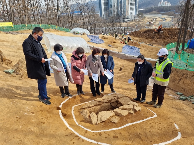 안양시의회 보사환경위원회가 매장문화재 출토 현장 방문했다.(사진=안양시의회 제공)
