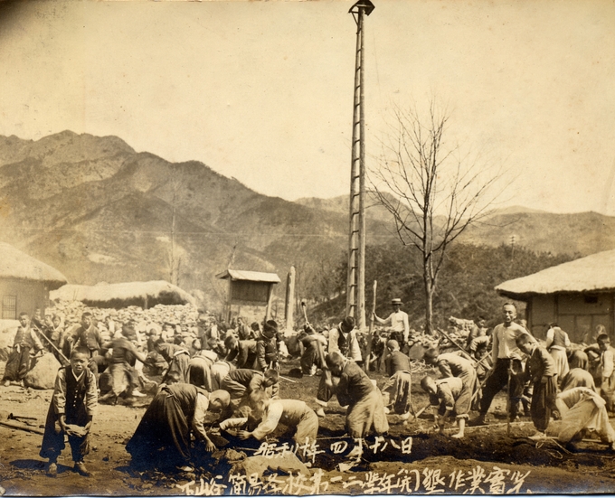 1935년 4월 18일 하산곡간이학교 1~2학년 개간작업. (사진=성남학연구소 제공)