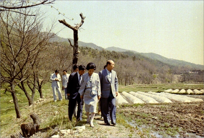 하산곡마을 못자리 시찰에 나선 전두환 대통령 내외. (사진=성남학연구소 제공)