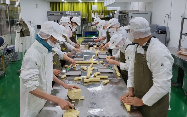 성남시 상대원동 소재 직업재활시설인 ‘할렐루야 보호작업장’에서 빵 만들고 있는 근로 장애인들. (사진=성남시 제공)