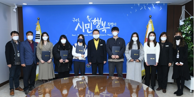 구리시는 ‘2022년 제2기 구리시 SNS 서포터즈’를 추가 모집하고, 지난 7일 구리시청 3층 민원상담실에서 위촉식을 가졌다.(사진=구리시 제공)