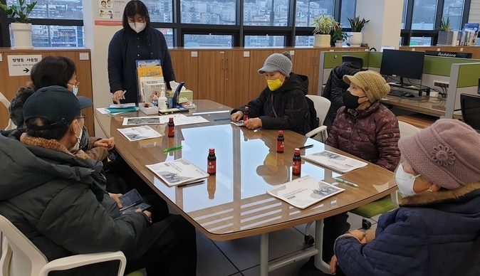 광주시 쌍령동은 지난 7일 노인일자리 사업 발대식 및 활동·안전교육을 실시하고 있다.(사진=광주시 제공)