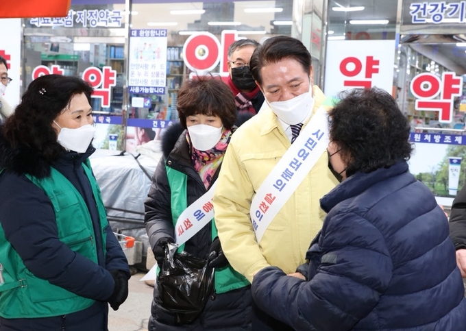 최대호 안양시장이 소상공인들이 운영하는 골목상권을 둘러 보고 있다.(사진=안양시 제공)