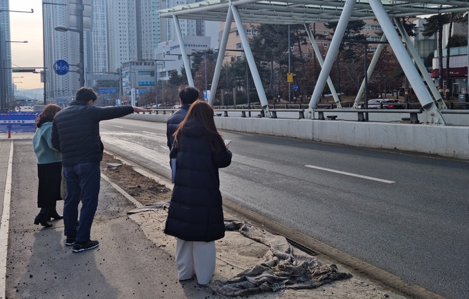 영통구 관계자와 전문가가 도청로 망상균열 및 침하에 대한 정확한 원인을 파악하기 위해 현장점검을 실시하고 있다. (사진= 영통구 제공)